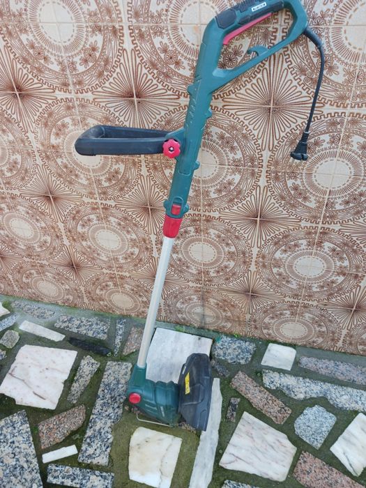 Aparador de relva com mais dois rolos de fio,com pouco uso,