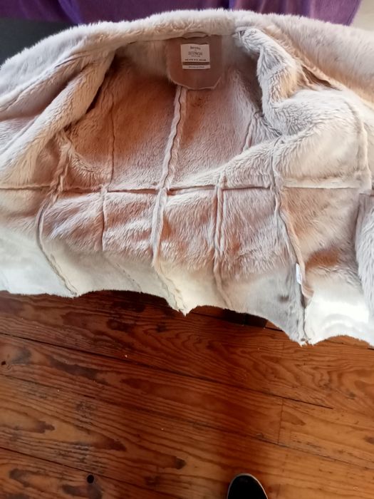 Casaco de pele com pêlo por dentro  da Bershka