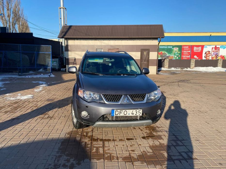 Авто в Україн 4х4і не розмитнено.Надійний дизильний двигун ,має просторий салон,чудовий повний привід поєднаний з механічною КП проїде по будь-якому болоту,завезе і вивизе з труднощів.В авто встановлений новий АКБ,замінені на нові торзмоні колодки з тормознтми дисками в коло.Вартий уваги