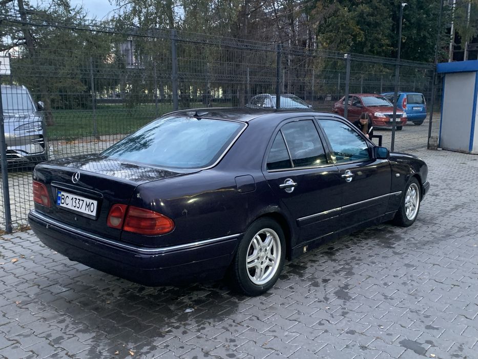Mercedes-Benz e230