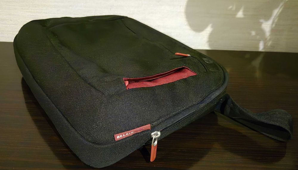 Pasta Belkin para portátil 11'' – Preto/Vermelho – Excelente estado