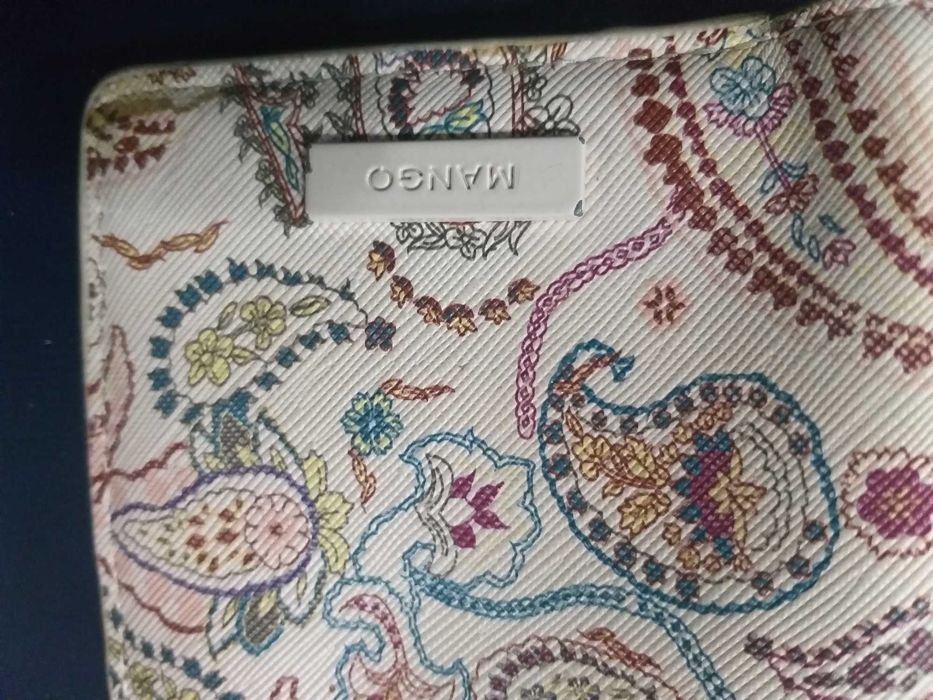 Carteira / Porta moedas em beje com padrão colorido e moderno da Mango