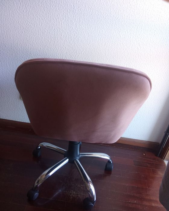 Cadeira rosa profissional — estética, receção, manicure/pedicure — como nova