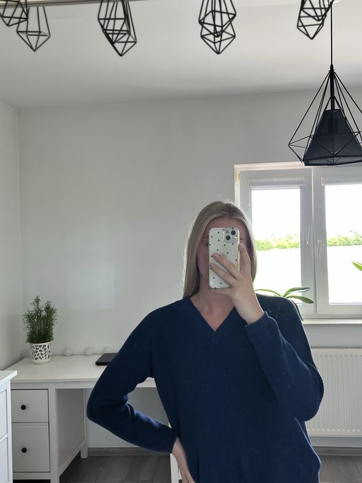 Granatowy sweter