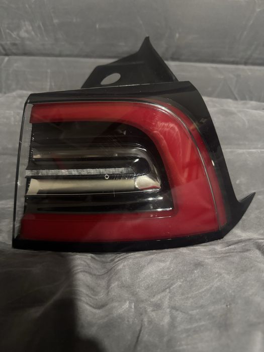 Ліхтар задній правий Tesla 3 (дорест)
