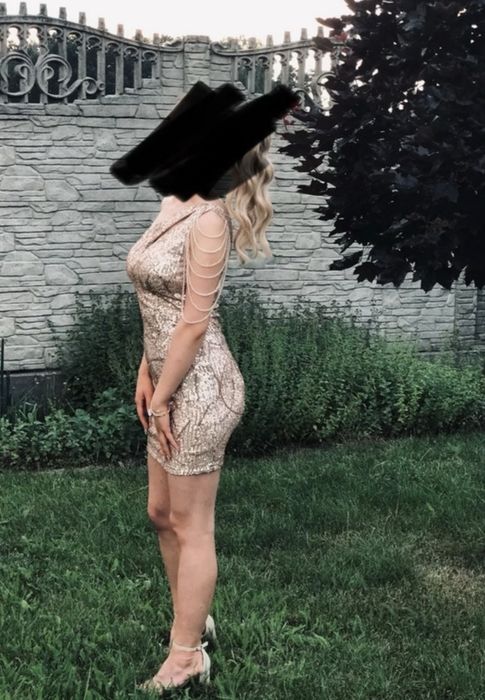 Cekinowa sukienka mini na jedno ramię z koralikami