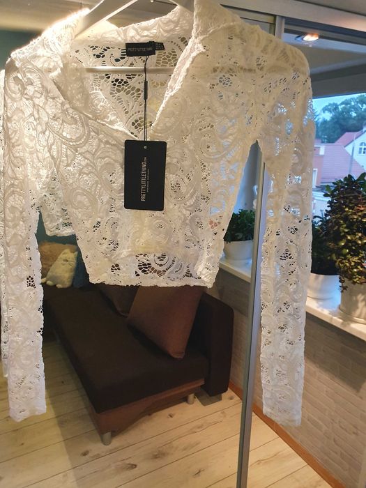 Koronkowy top marki PRETTY LITTLE THING