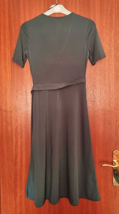Vestido midi verde musgo acinzentado H&M, tamanho XS