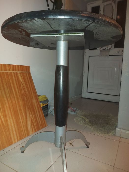 Mesa pequena redonda pés e base de ferro e tampo de madeira escura