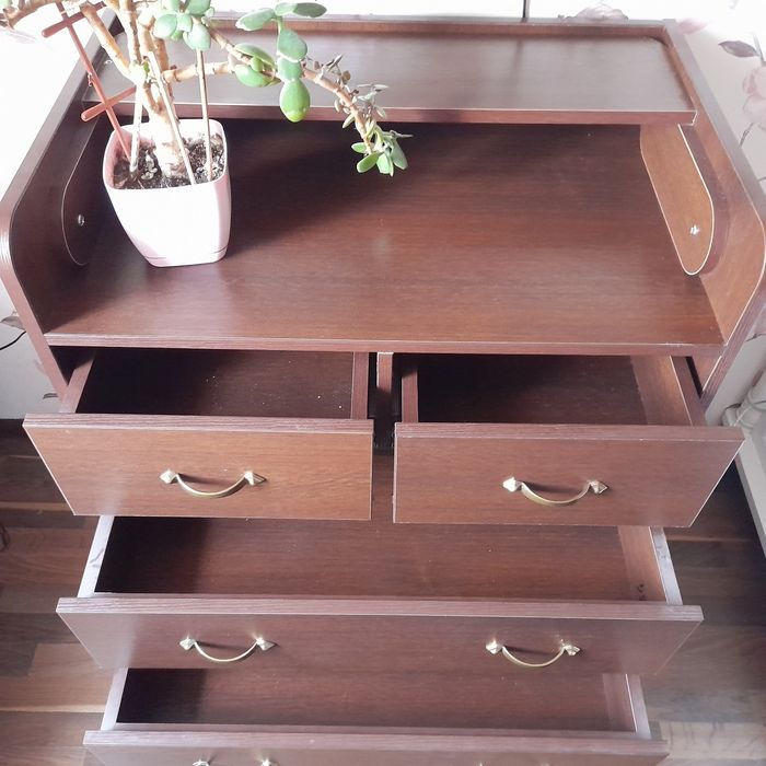 Комод та прикроватні тумби