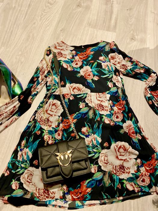 Sukienka mihito kwiaty elegancki wzór czarna róże