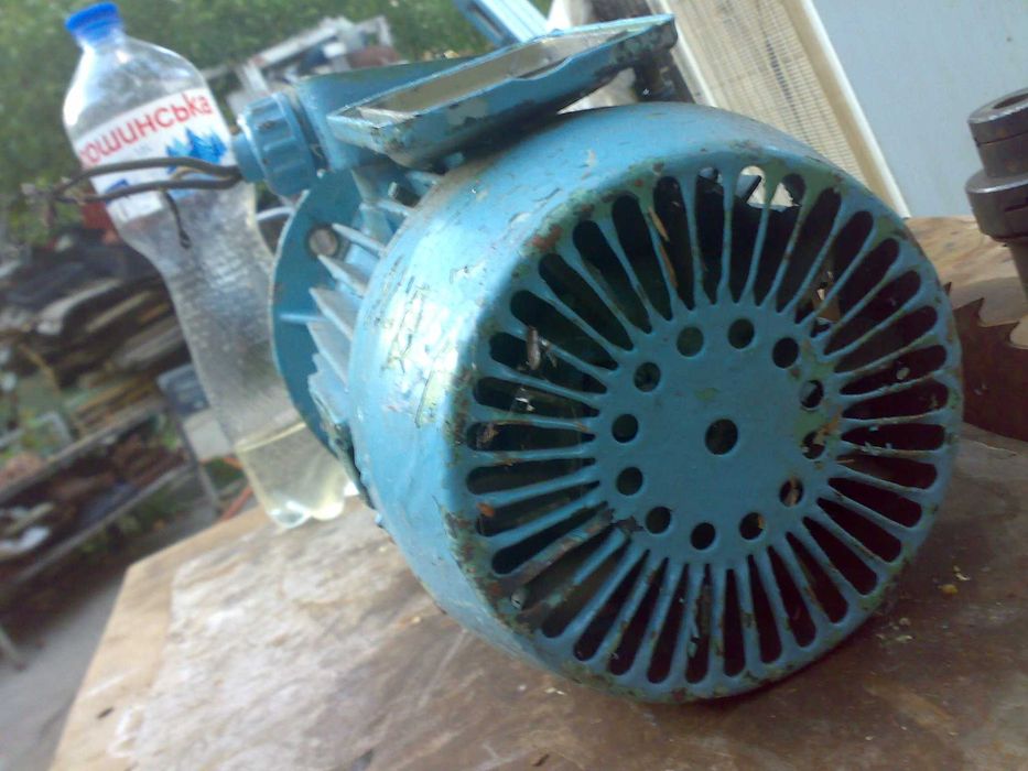 Электродвигатель 1.5-900 об мин.4АМ 90 ЛС.