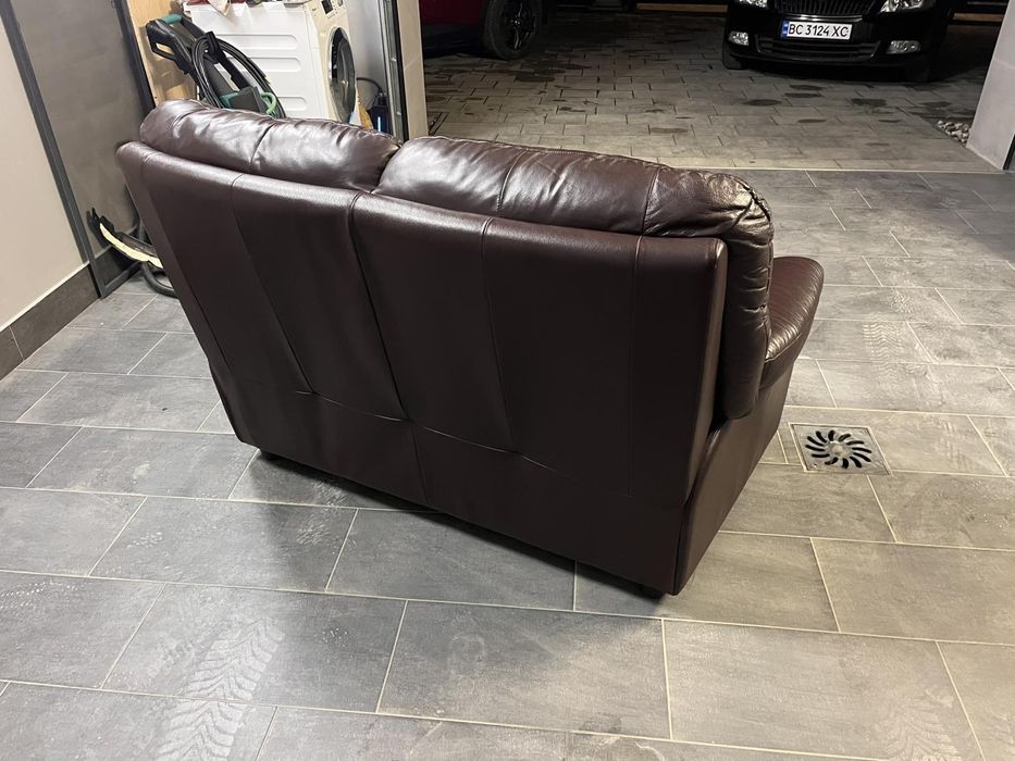 Роскошный кожаный диван из Европы.