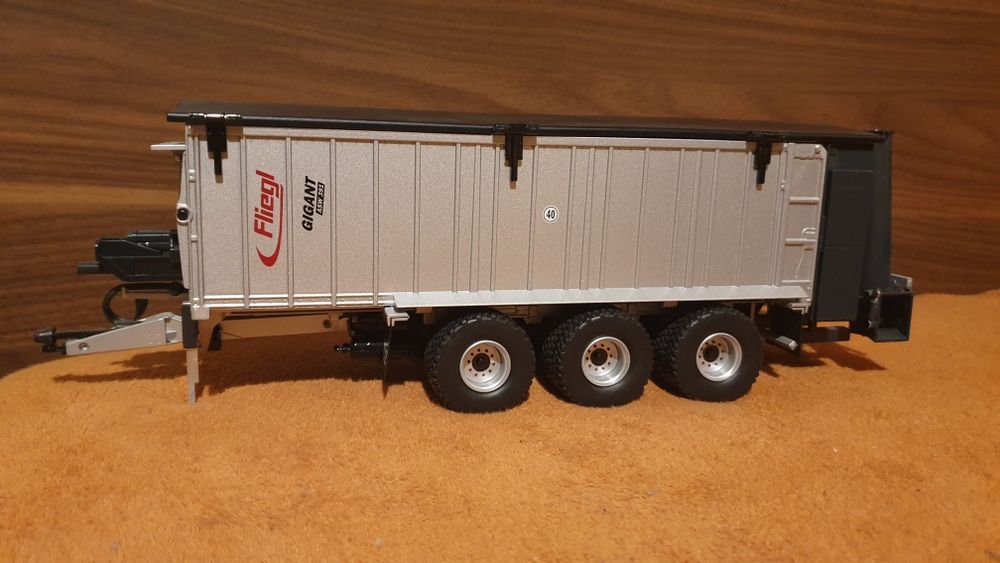 Model przyczepa fliegl asw wiking 1:32 siku
