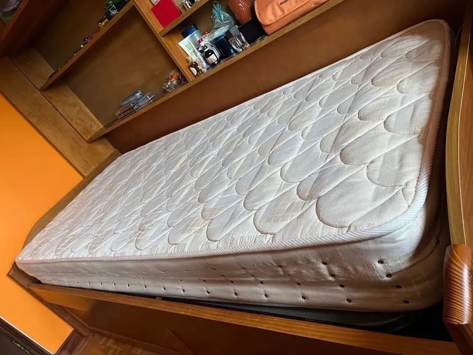 Cama, colchão e armário embutido (Moviflor)