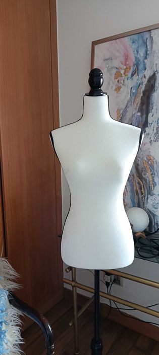 Manequim em veludo branco
