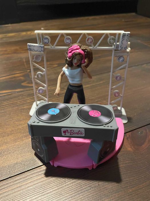 Figurka Barbie DJ z konsolą + lalka gratis