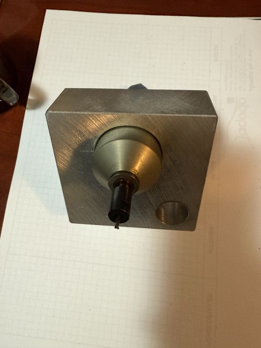 Blok hydrauliczny z czujnikiem cisnienia element przemyslowy