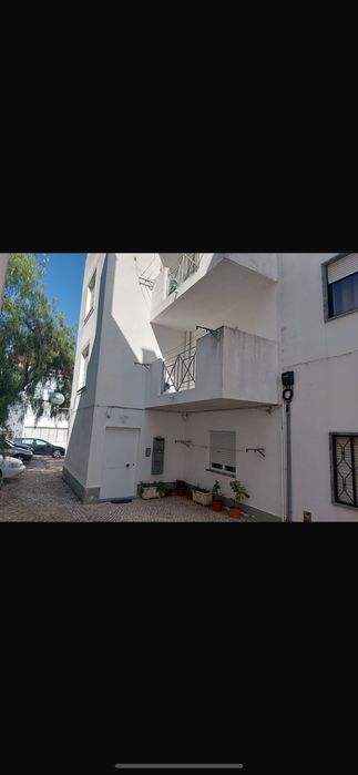 Edifício com 3 T 2.   Recebe total 2700!euros mês