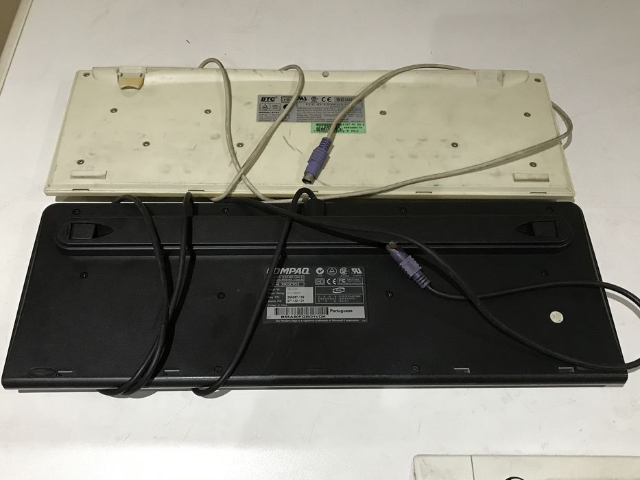 Vendo 2 Teclados Antigos c/ Ligação PS/2