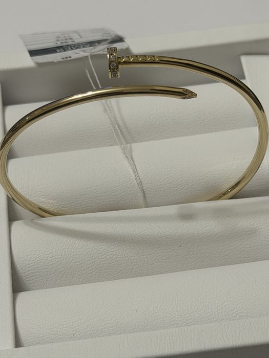 золотий браслет в стилі Cartier