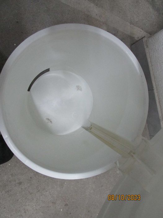 Balde branco com tampa.