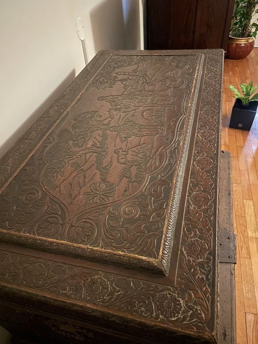 Arca em madeira castanho