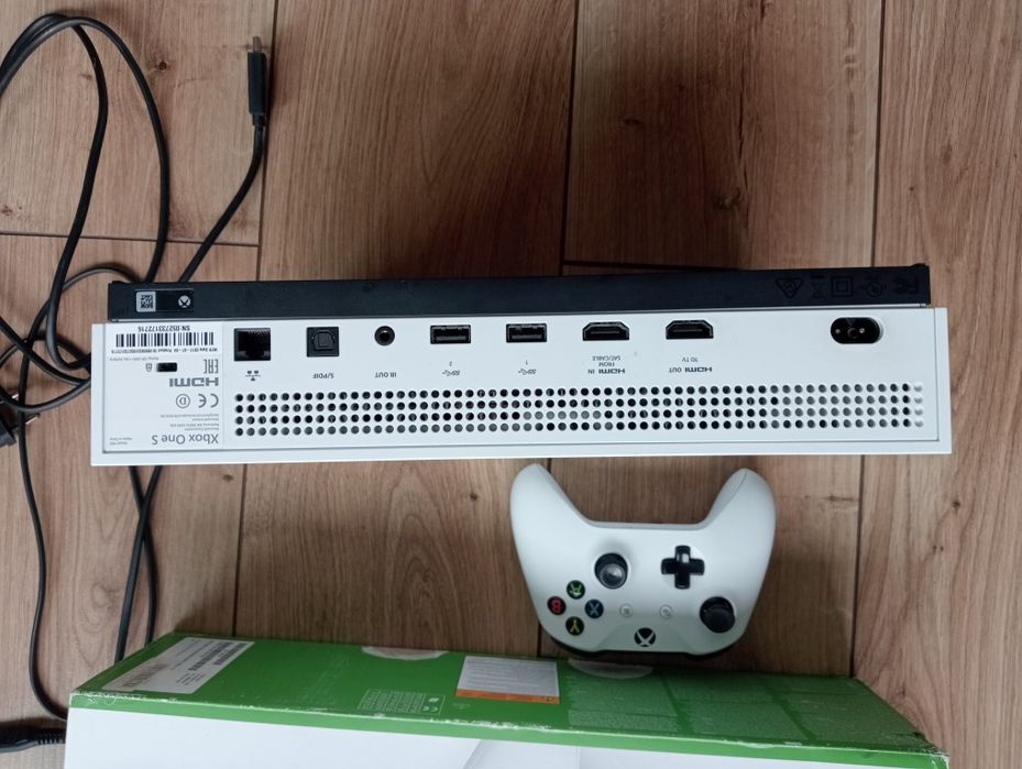 Xbox One S  1 TB  Super Stan plus Pad