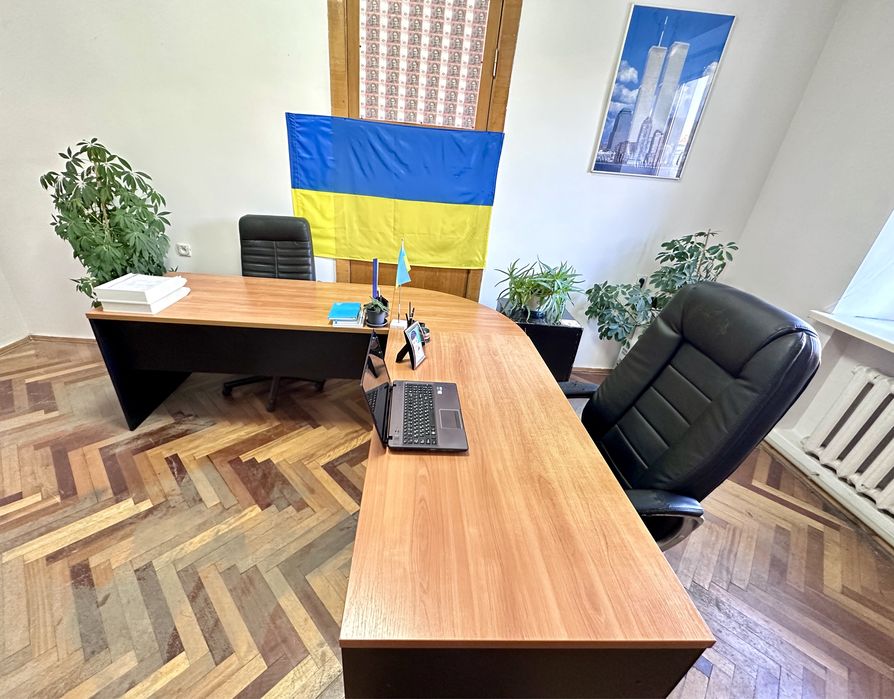 Кутовий набір офісних столів із шафою під сейф  чи тумбу