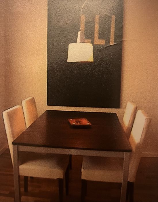 Mesa extensível e cadeiras com forras. (Brancas e de ganga)