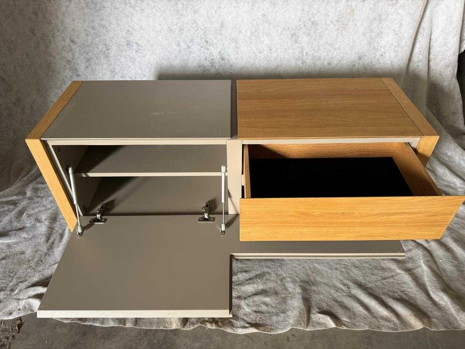 Móvel de tv em madeira clara e detalhado