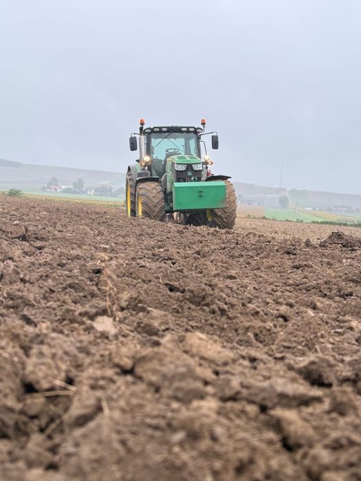 Usługi rolnicze, orka, mulczowanie, uprawa i wiele innych John Deere