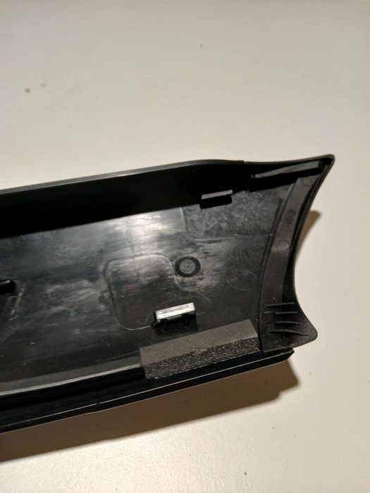 lewa listwa maskujaca szyby przod L8B2-025A53-B Land Rover