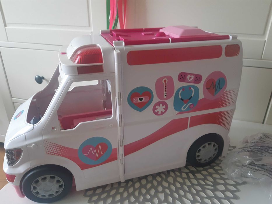 Mobilna klinka barbie- karetka.