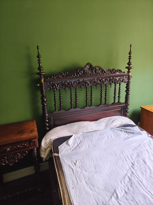 Cama e mesa de cabeceira - bilros estilo  indo português
