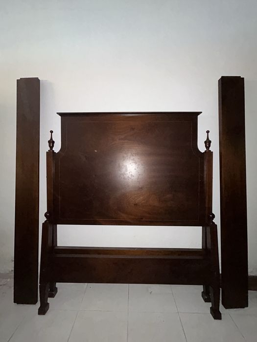 Cama de casal de mogno antiga (nova)