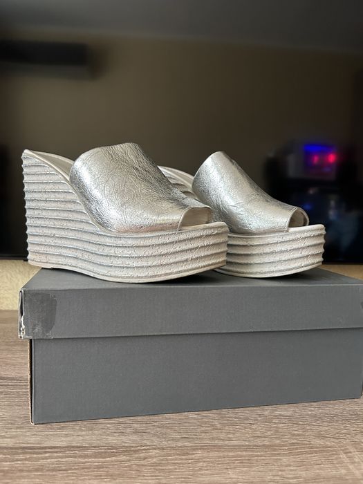 Продам босоножки шлепки на платформе кожа серебро женские