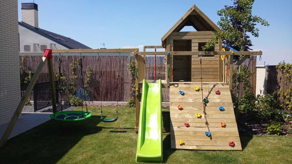 Playground casa varanda baloiço escorrega bomberos. Instalado