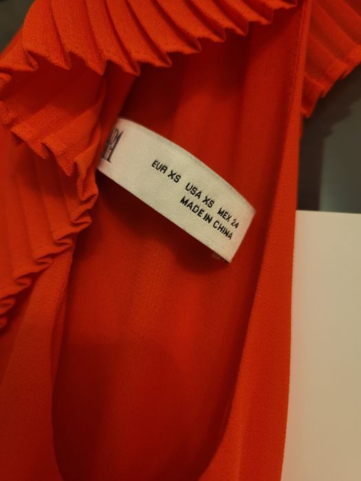 Długa sukienka w malinowym kolorze, przepiękna