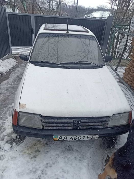 Пежо 205 легковий автомобіль