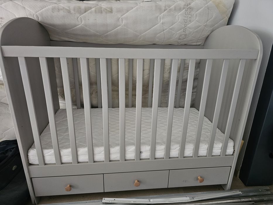 Łóżeczko dziecięce IKEA GONATT szare z szufladami i materacem