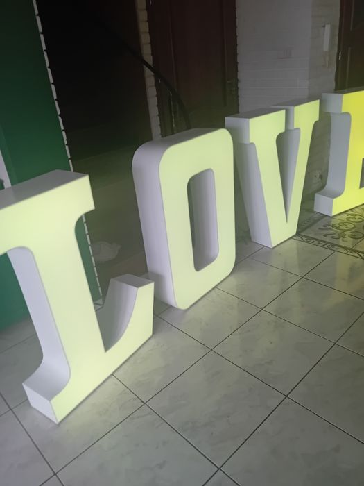 Napis LOVE na wesele