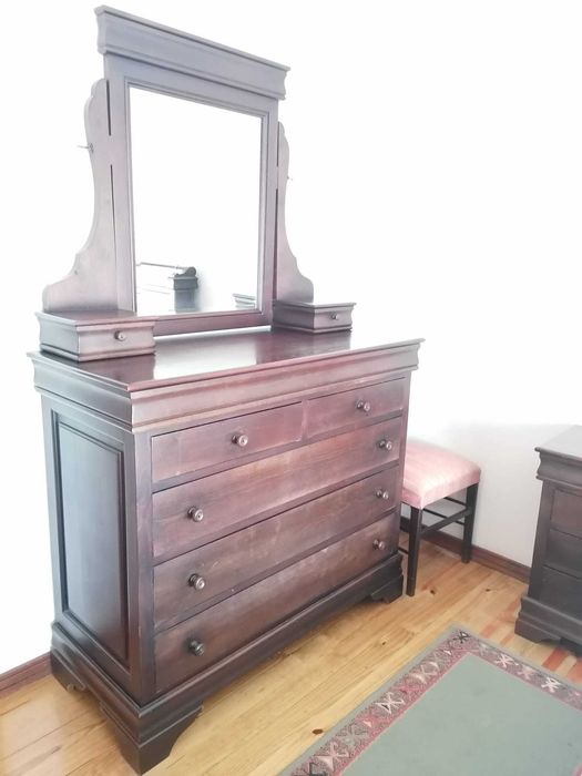 Mobilia de quarto em madeira maciça