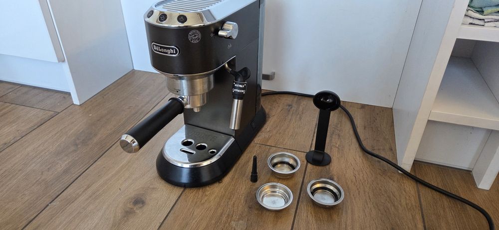Ekspres kolbowy DeLonghi Dedica Style EC685