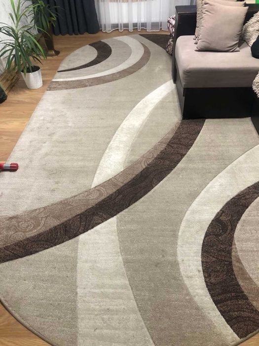 Килим овальної форми в гарному стані,розмір 2/4