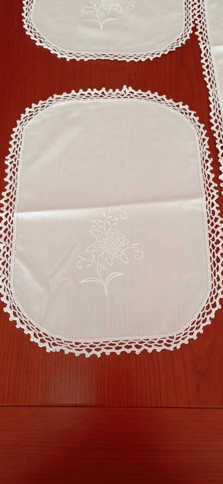 Conjunto de panos de quarto em renda e linho