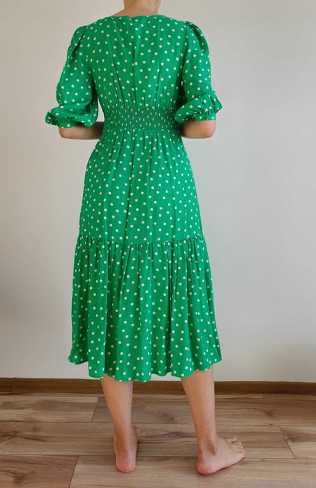 Zielona sukienka midi w grozki / kropki