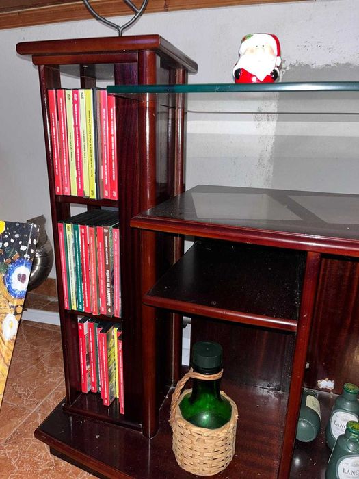 Móvel de sala em madeira com prateleira em vidro