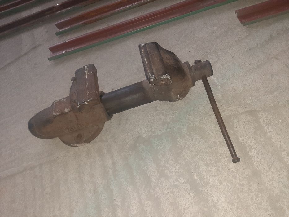 Тиски. Лещата великі 29кг.