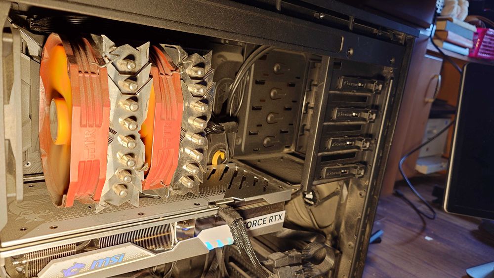 CORE I7-8086K 5Ghz, MSI RTX 4070 Ti Gaming X Trio White 12GB, 16GB